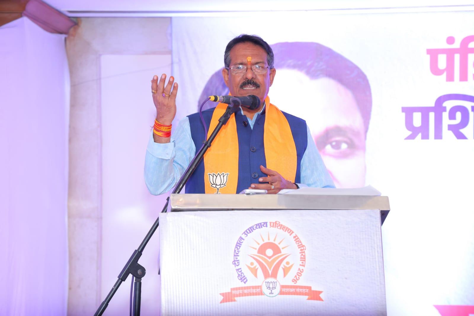 दिल्ली भाजपा प्रमुख हर्ष मल्होत्रा ने फायरमैन की तारीफ की, नागरिकों से सतर्क रहने की अपील