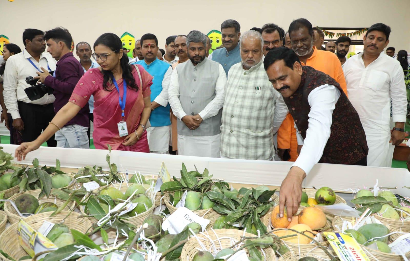 राष्ट्रीय आम समागम: बीएयू सबौर में देशभर की 1,000 से अधिक किस्मों की प्रदर्शनी, जर्दालू रहा आकर्षण का केंद्र