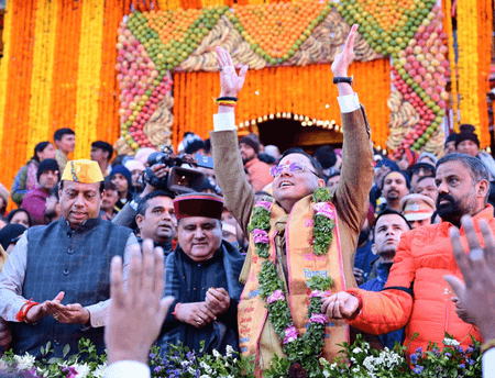 बद्रीनाथ धाम पहुंचे सीएम धामी, प्रधानमंत्री मोदी के नाम से की प्रथम आराधना