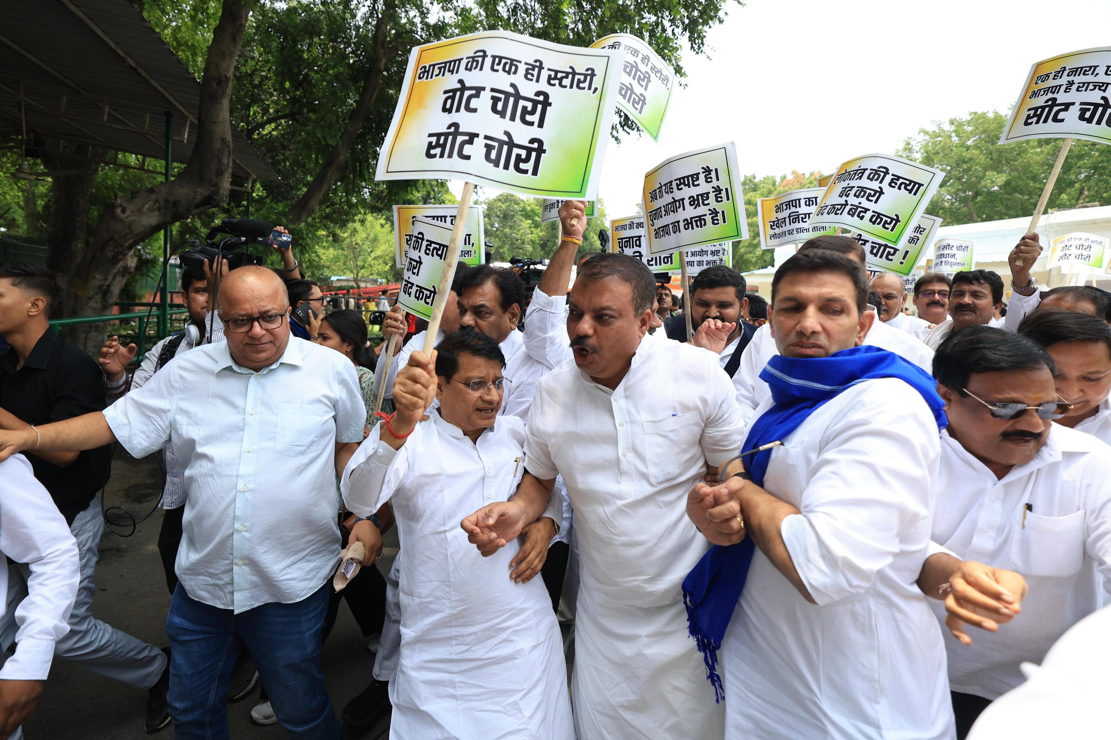 'पहले वोट चोरी, अब बिना चुनाव सीट चोरी', मीनाक्षी नटराजन मामले पर दिल्ली में कांग्रेस ने किया प्रदर्शन