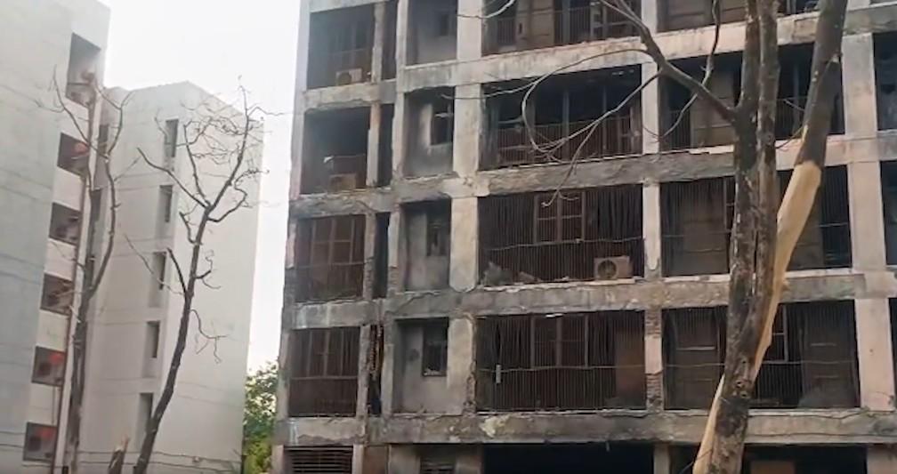 अहमदाबाद प्लेन क्रैश के एक साल बाद पीड़ितों के परिजनों का छलका दर्द, अपनों को दी श्रद्धांजलि