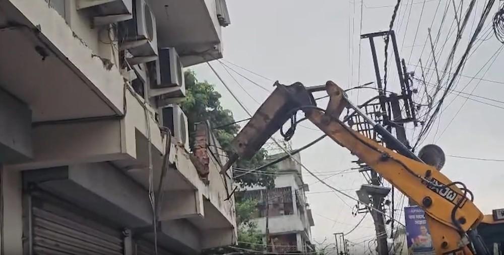 कलकत्ता हाईकोर्ट ने नियमित बेंच की सुनवाई तक अभिषेक बनर्जी के अमतला पार्टी ऑफिस को गिराने पर लगाई रोक