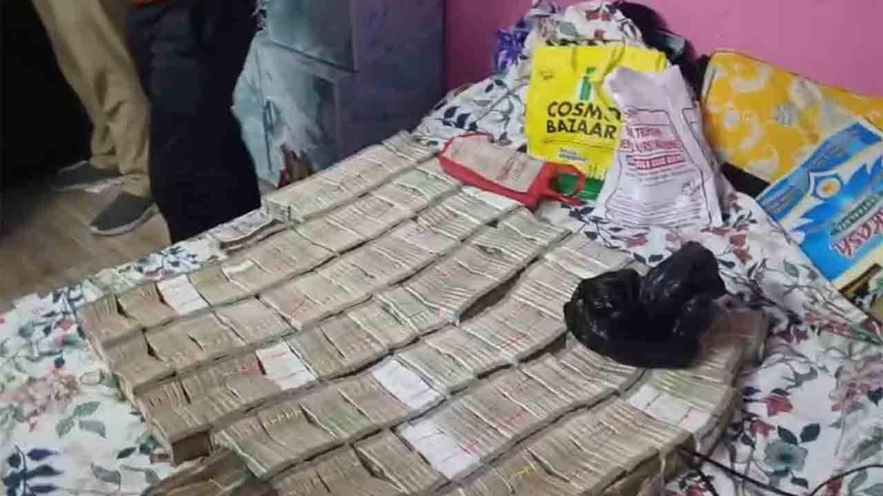 बांग्लादेश को कफ सिरप की तस्करी करने वाला रैकेट पकड़ा गया, व्यापारी के घर से 2.40 करोड़ रुपये जब्त