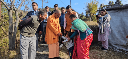 पैतृक गांव पंचूर में सीएम योगी आदित्यनाथ का बच्चों के बीच उमड़ा बालप्रेम
