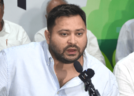 बिहार सरकार कर रही है हमारी नीतियों की नकल: तेजस्वी यादव