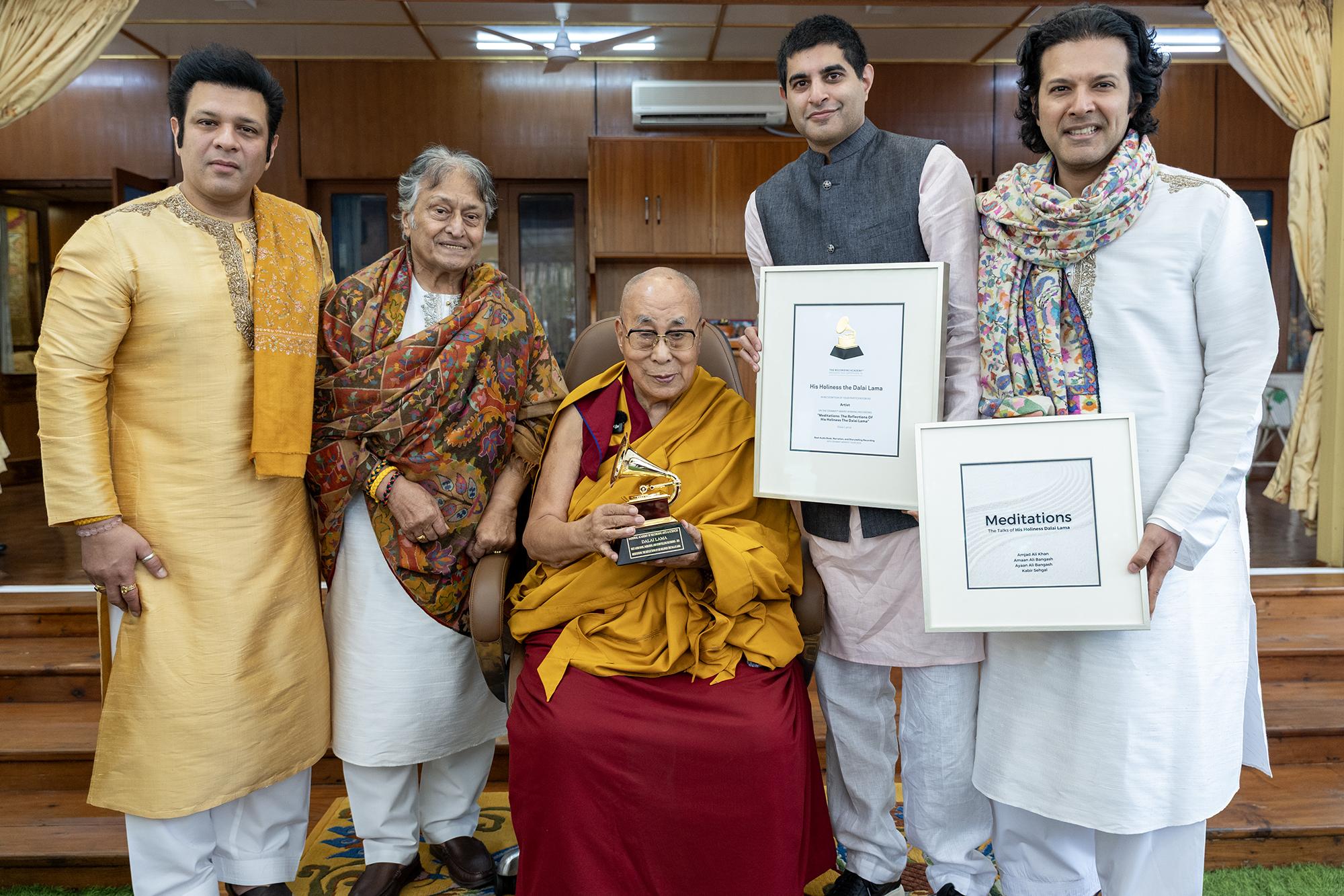 उस्ताद अमजद अली ने धर्मशाला में दलाई लामा को सौंपा ग्रैमी सम्मान, बताया- 'गर्व और सौभाग्य की बात'