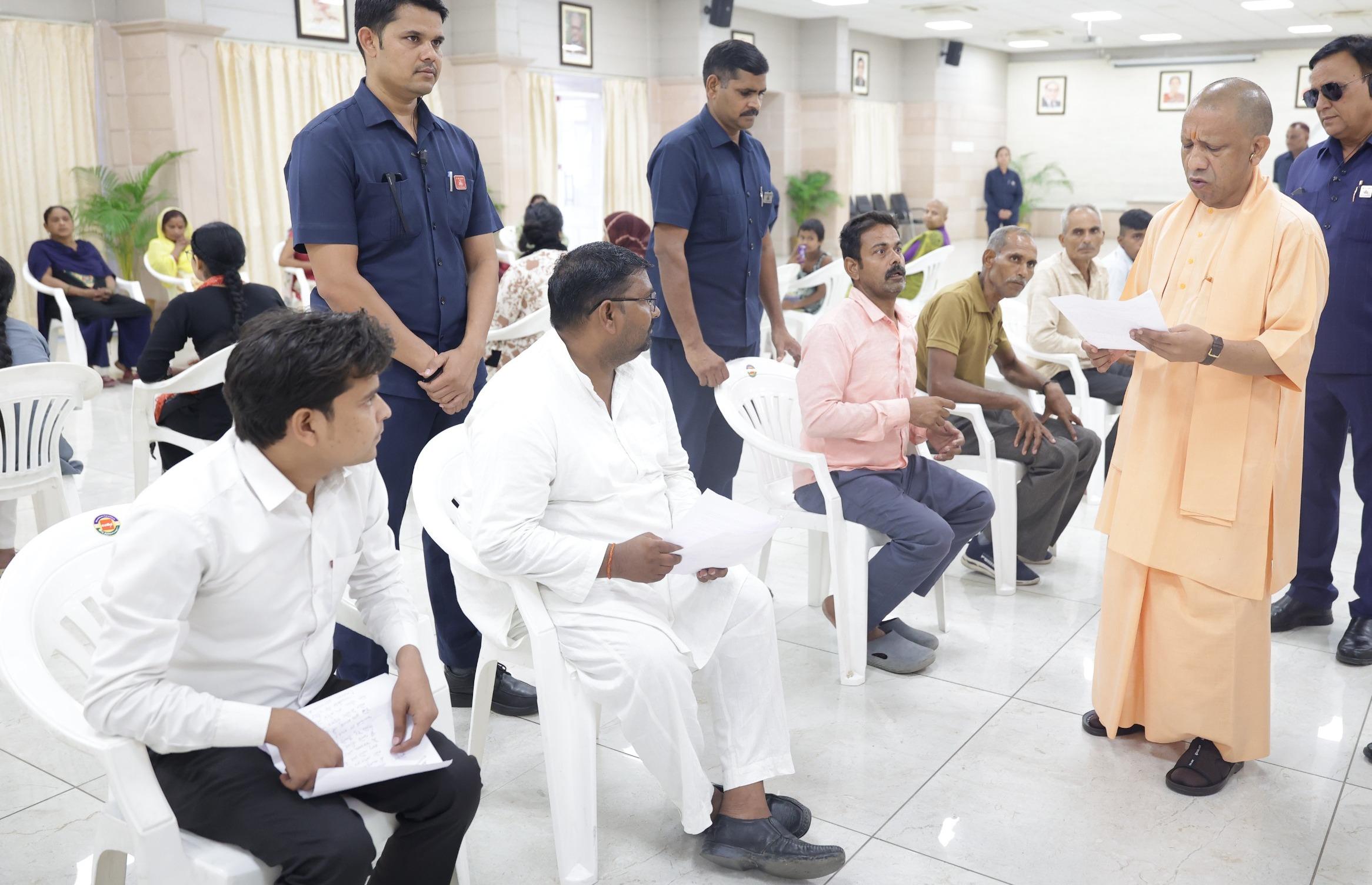 अतिक्रमण कतई बर्दाश्त नहीं, आरोपियों पर तत्काल करें कार्रवाई : सीएम योगी