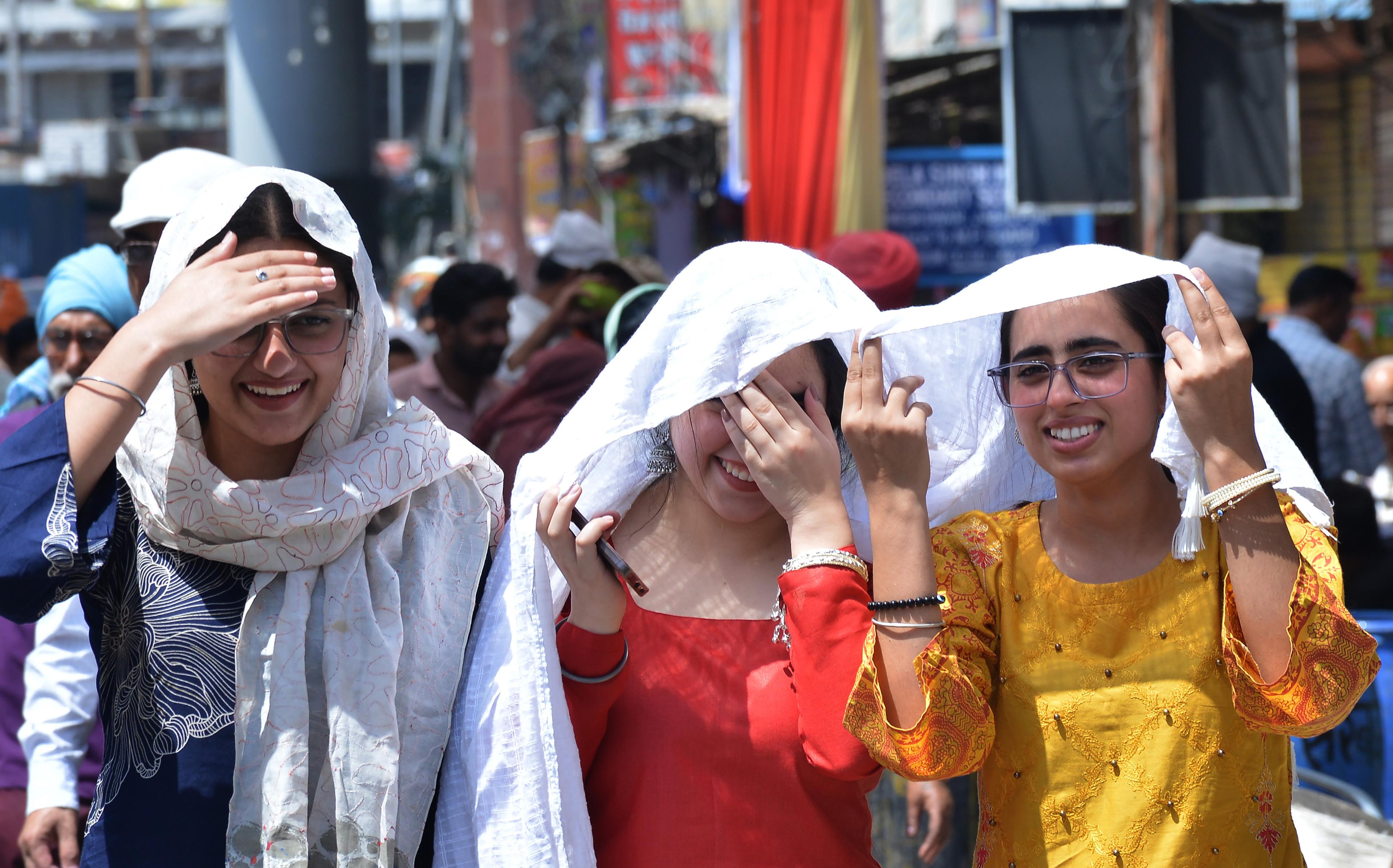 हीट वेव के बढ़ते खतरे के बीच बच्चों की सुरक्षा को लेकर योगी सरकार सतर्क, शिक्षकों के लिए विशेष दिग्दर्शिका जारी
