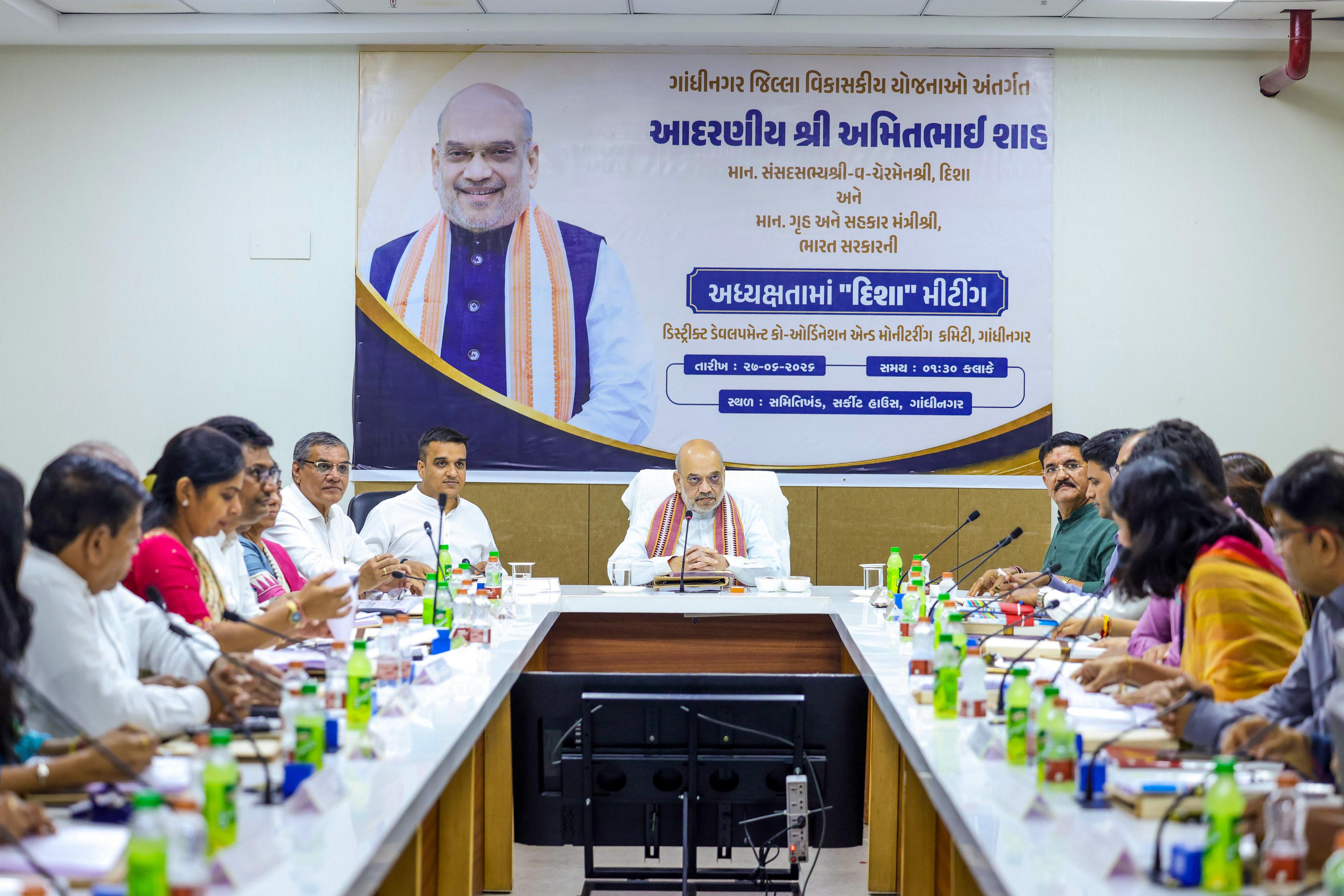 गुजरात: गृह मंत्री अमित शाह ने अधिकारियों को दिए निर्देश, हर किसान के पास हों कम से कम दो पशु