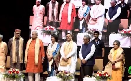पश्चिम बंगाल: सीएम सुवेंदु अधिकारी ने बांग्लादेशी लेखिका तस्लीमा नसरीन को सम्मानित किया