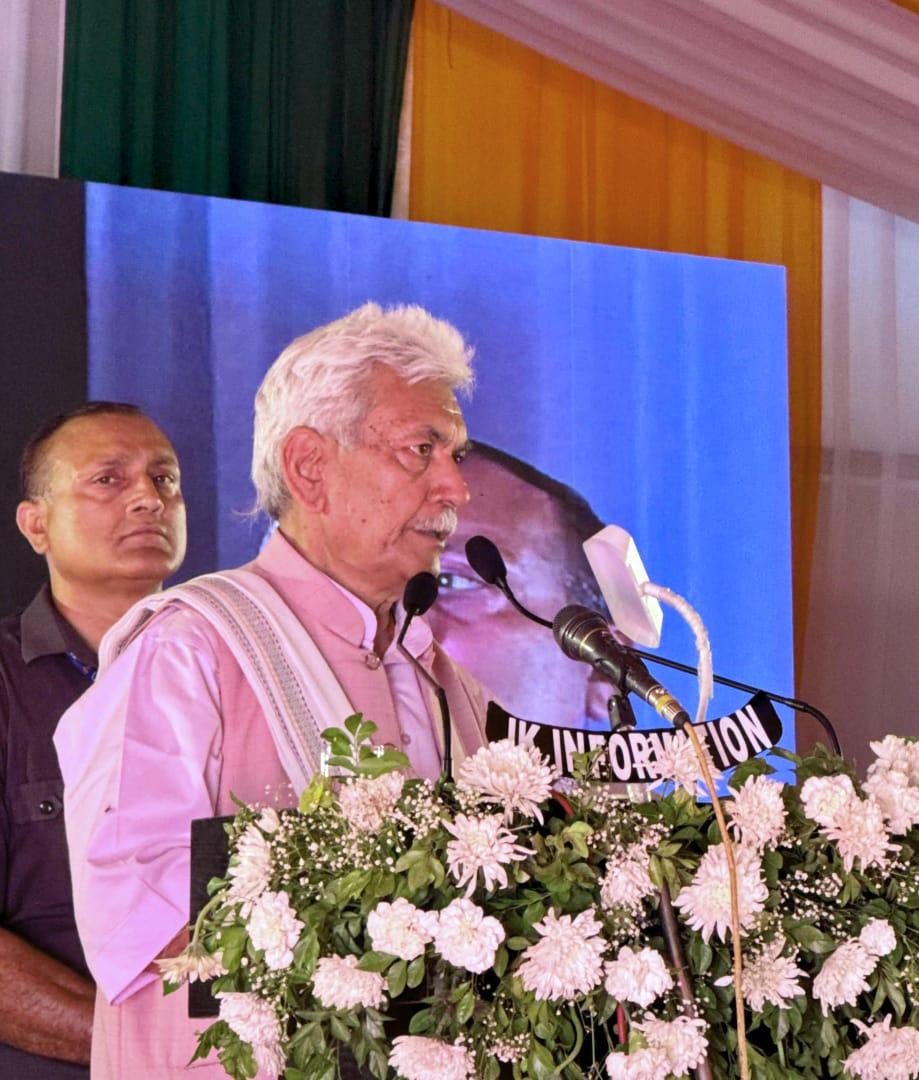 उपराज्यपाल सिन्हा ने जम्मू-कश्मीर के सभी 20 जिलों में नशा-विरोधी पदयात्रा पूरी की