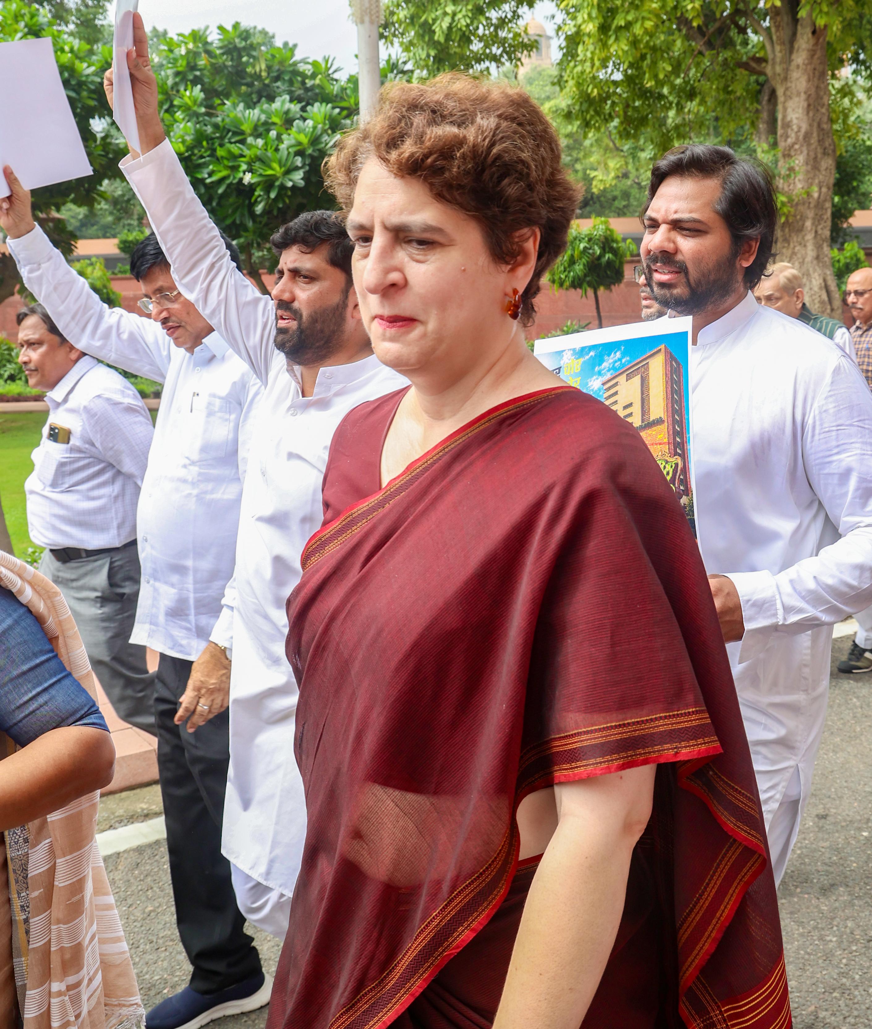 सरकार छात्रों की आवाज दबा रही है, गृहमंत्री संसद में जवाब देने से बच रहे: प्रियंका गांधी
