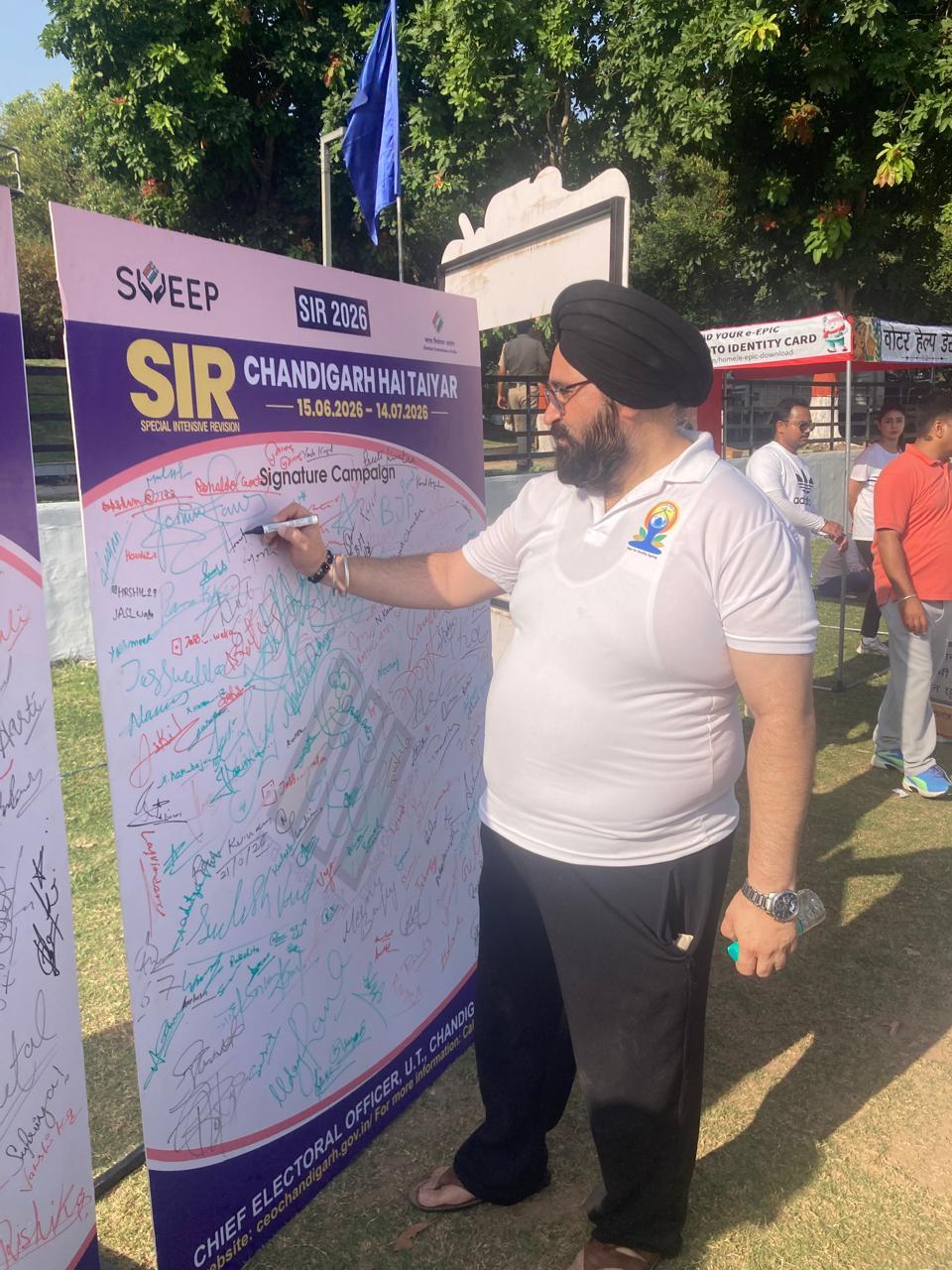 चंडीगढ़ में योग प्रेमियों के बीच एसआईआर को लेकर चला मतदाता जागरूकता अभियान