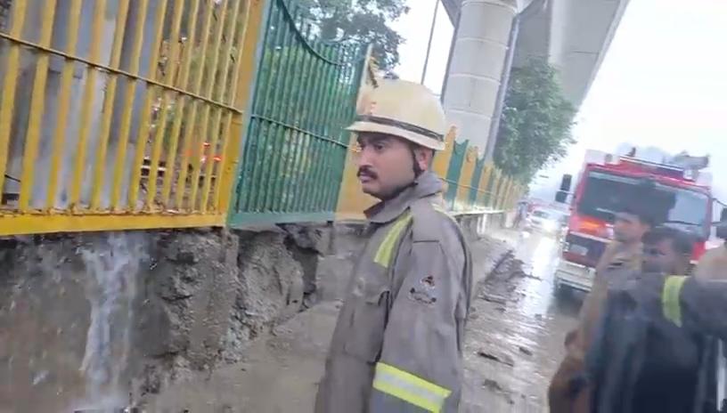 नोएडा में बारिश बनी आफत, कई इलाकों में जलभराव से जनजीवन प्रभावित, लापरवाही पर प्राधिकरण का एक्शन