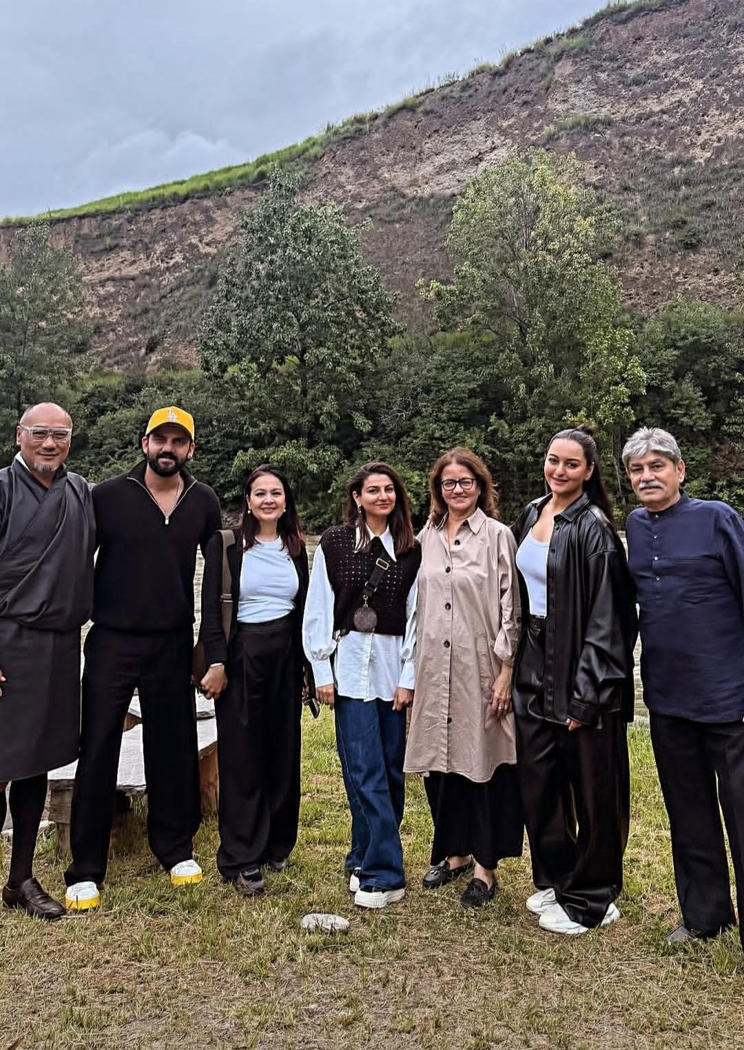 भूटान की वादियों में फैमिली संग छुट्टियां मना रहीं सोनाक्षी सिन्हा, खूबसूरत तस्वीरों ने जीता फैंस का दिल