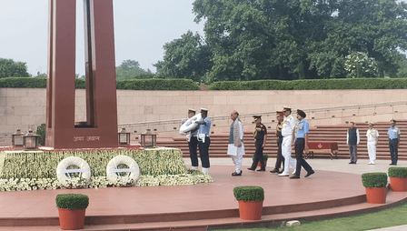 कारगिल विजय दिवस : राजनाथ सिंह और सेना प्रमुखों ने शहीदों को नेशनल वॉर मेमोरियल पर दी श्रद्धांजलि