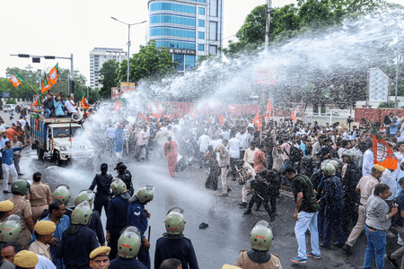 राजस्थान: भाजपा के कांग्रेस मुख्यालय मार्च पर पुलिस का वॉटर कैनन, कांग्रेस ने किया जवाबी मार्च का ऐलान