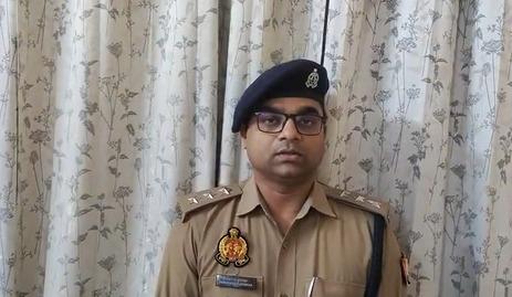 जौनपुर: खड़े ट्रक से भिड़ी तेज रफ्तार कार, दो श्रद्धालुओं की मौत, तीन घायल
