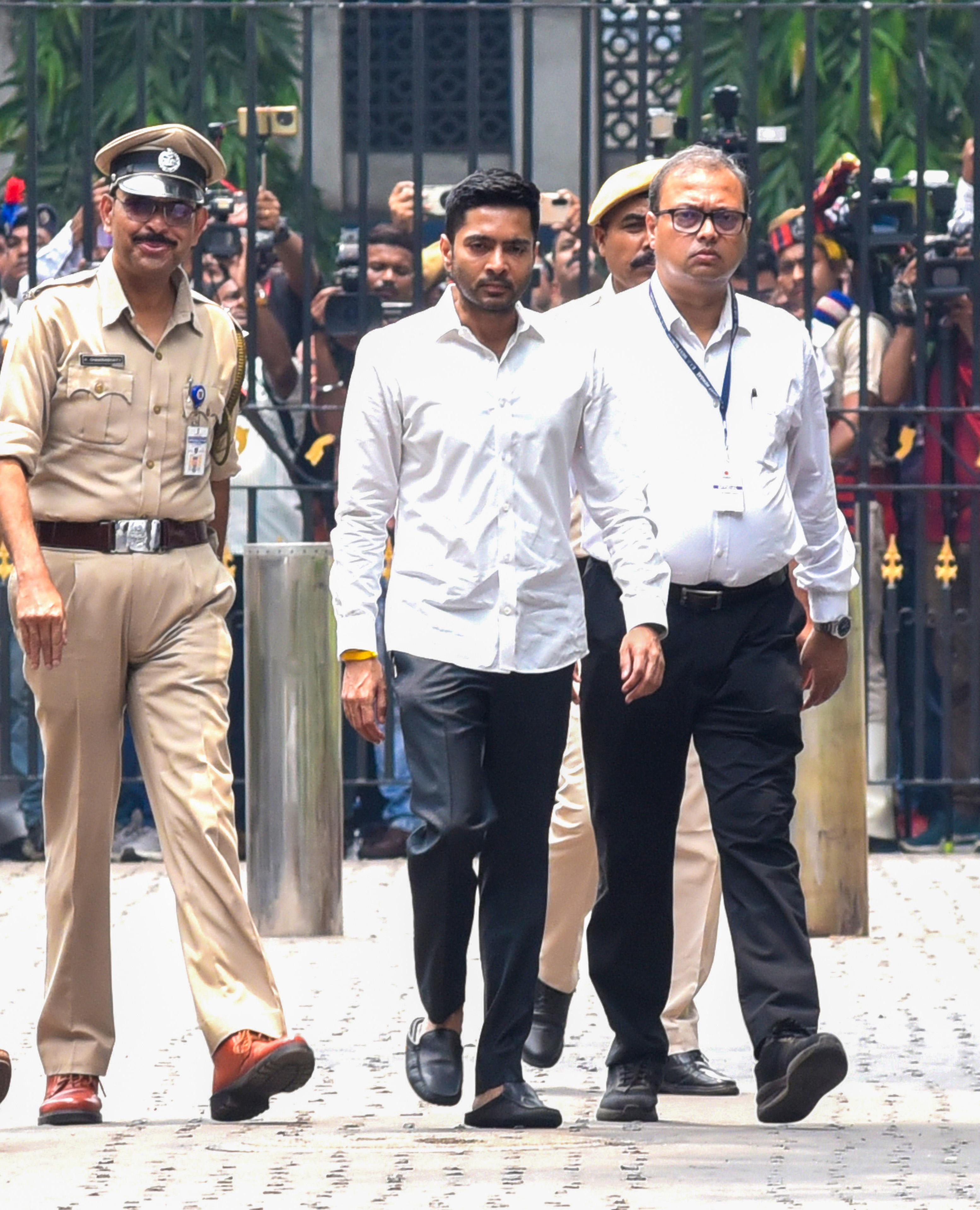 सिग्नेचर मिसमैच मामले में पूछताछ के बाद अभिषेक बनर्जी सीआईडी दफ्तर से निकले