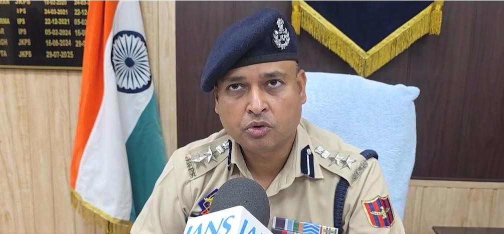 जम्मू-कश्मीर के रामबन में पुलिस ने पीओके में बसे चार आतंकवादियों की संपत्ति जब्त की