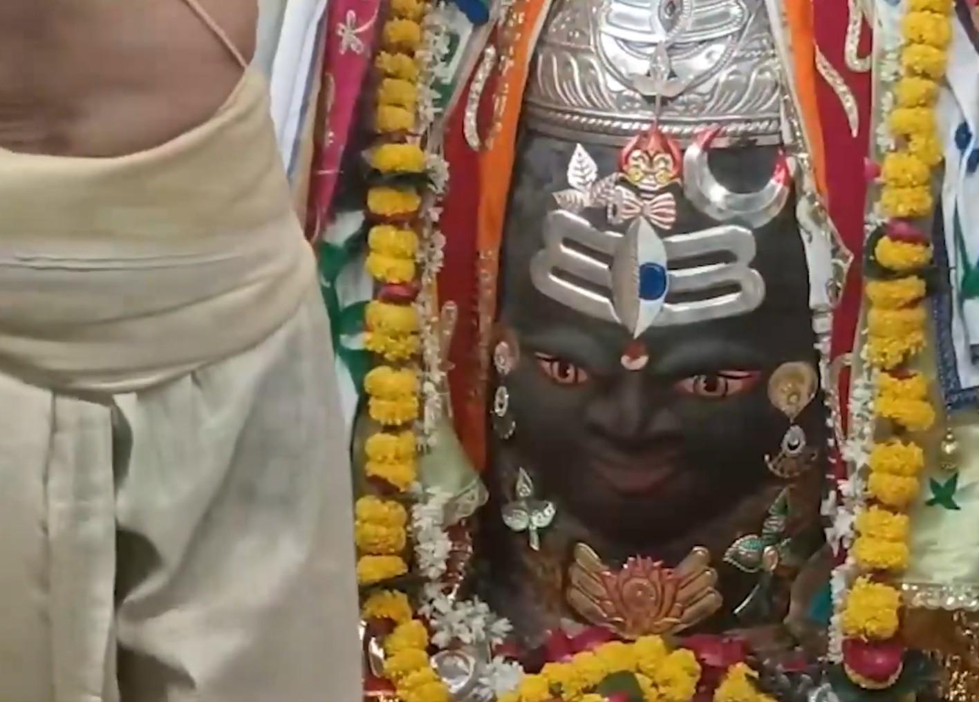 श्रावण कृष्ण पक्ष द्वितीया पर बाबा महाकाल की भव्य भस्म आरती, राजा स्वरूप में किया गया शृंगार
