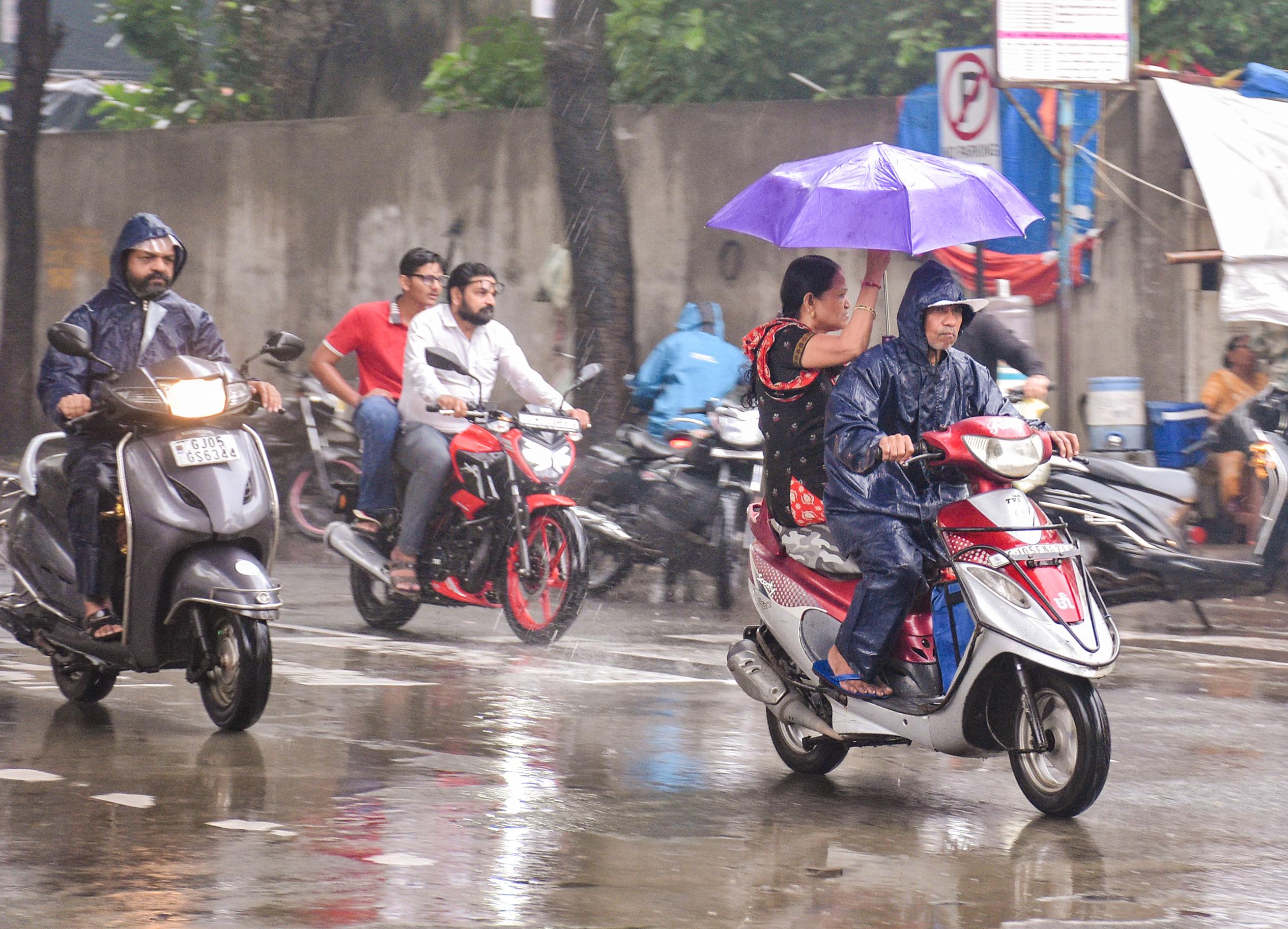 गुजरात में मूसलाधार बारिश से जनजीवन अस्त-व्यस्त, सड़कें बंद, स्कूलों की छुट्टी; कई जिलों में रेड अलर्ट