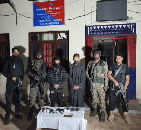 जम्मू-कश्मीर के शोपियां में हथियार और गोला-बारूद के साथ आतंकी गतिविधियों से जुड़े दो लोग को गिरफ्तार किया गया