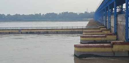 दिल्ली में बाढ़ ने मचाई तबाही, यमुना नदी का जलस्तर 207 मीटर के पार