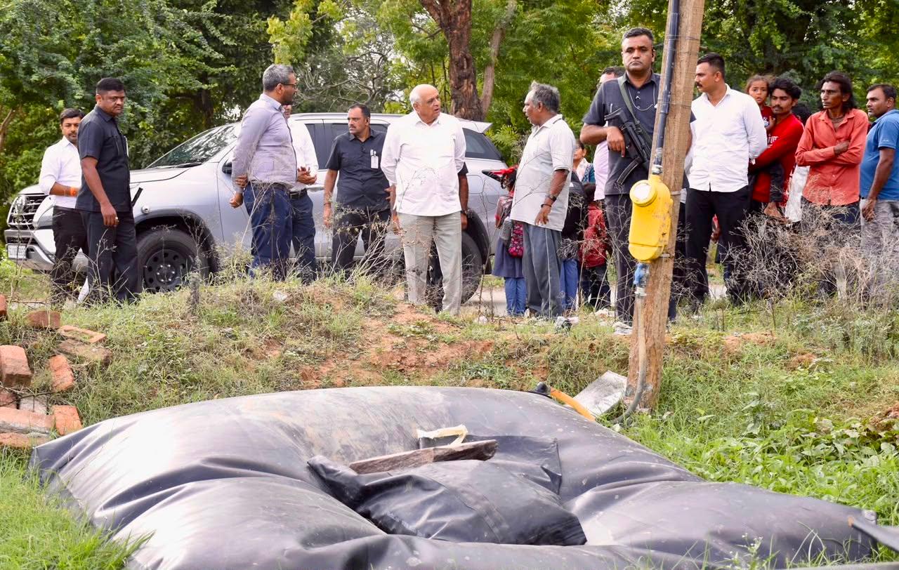 गुजरात के मुख्यमंत्री ने आणंद में स्कूली बच्चों से बातचीत करने के लिए काफिला रोका