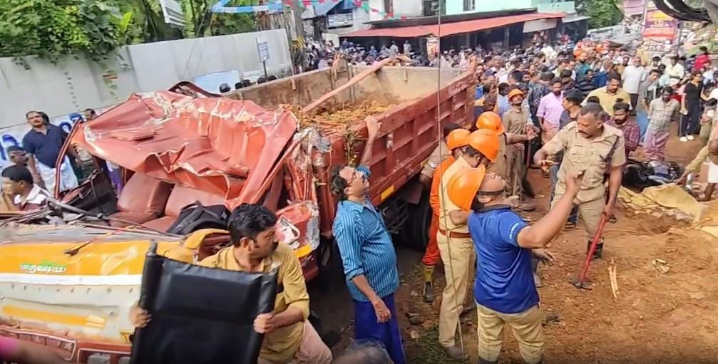 केरल: नियंत्रण बिगड़ने से बस स्टॉप पर चढ़ा ट्रक, 3 की मौत; कई अन्य घायल