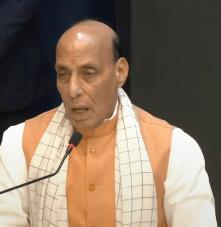 समुद्री डकैती, आतंकवाद, साइबर समस्या बड़ी चुनौतियां, अकेले कोई नौसेना सामना करने में अक्षम : राजनाथ सिंह