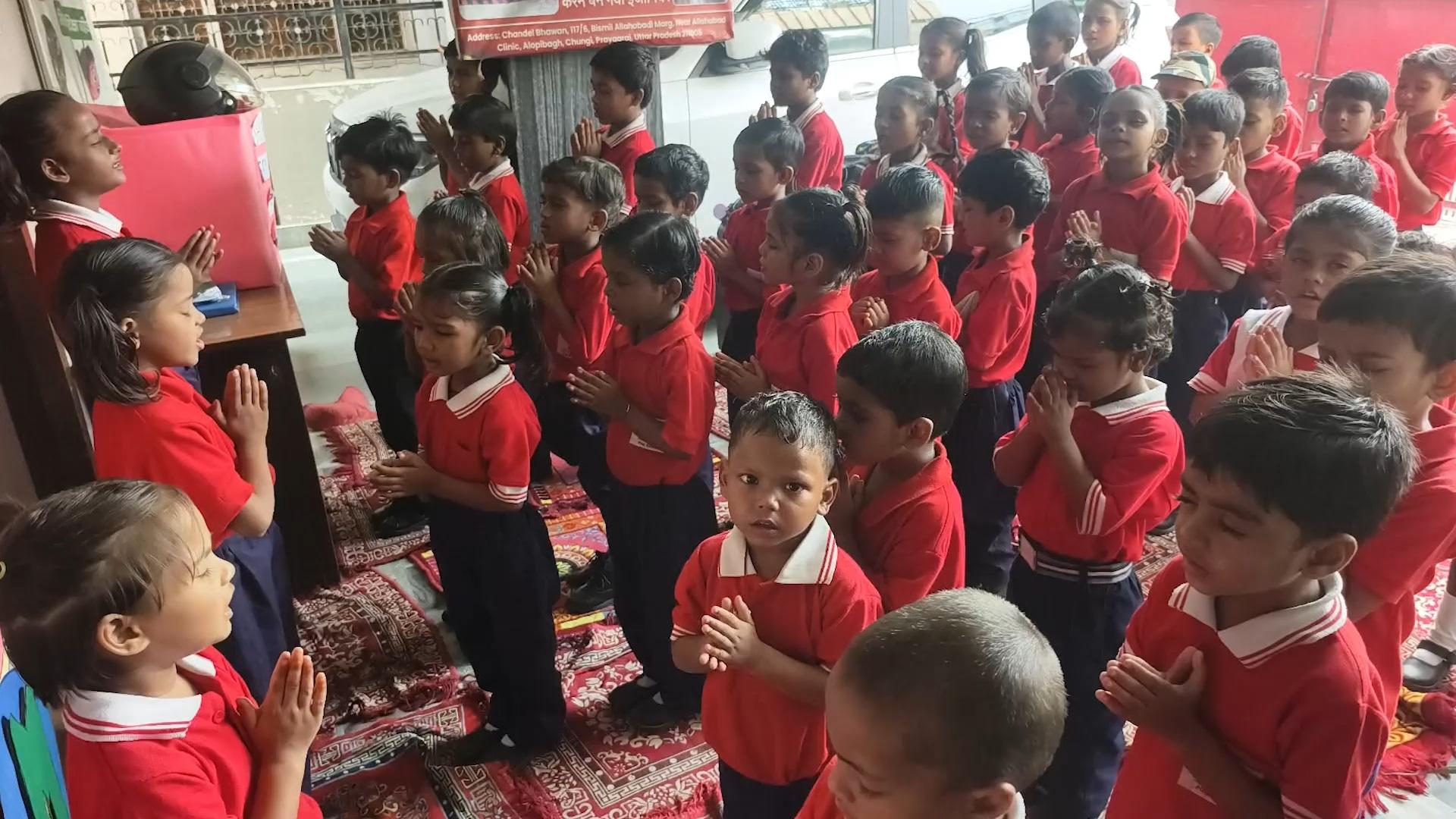 प्रयागराज के अभिषेक शुक्ला ने बदली सैकड़ों बच्चों की तकदीर, शिक्षा से दिखाया सफलता का रास्ता
