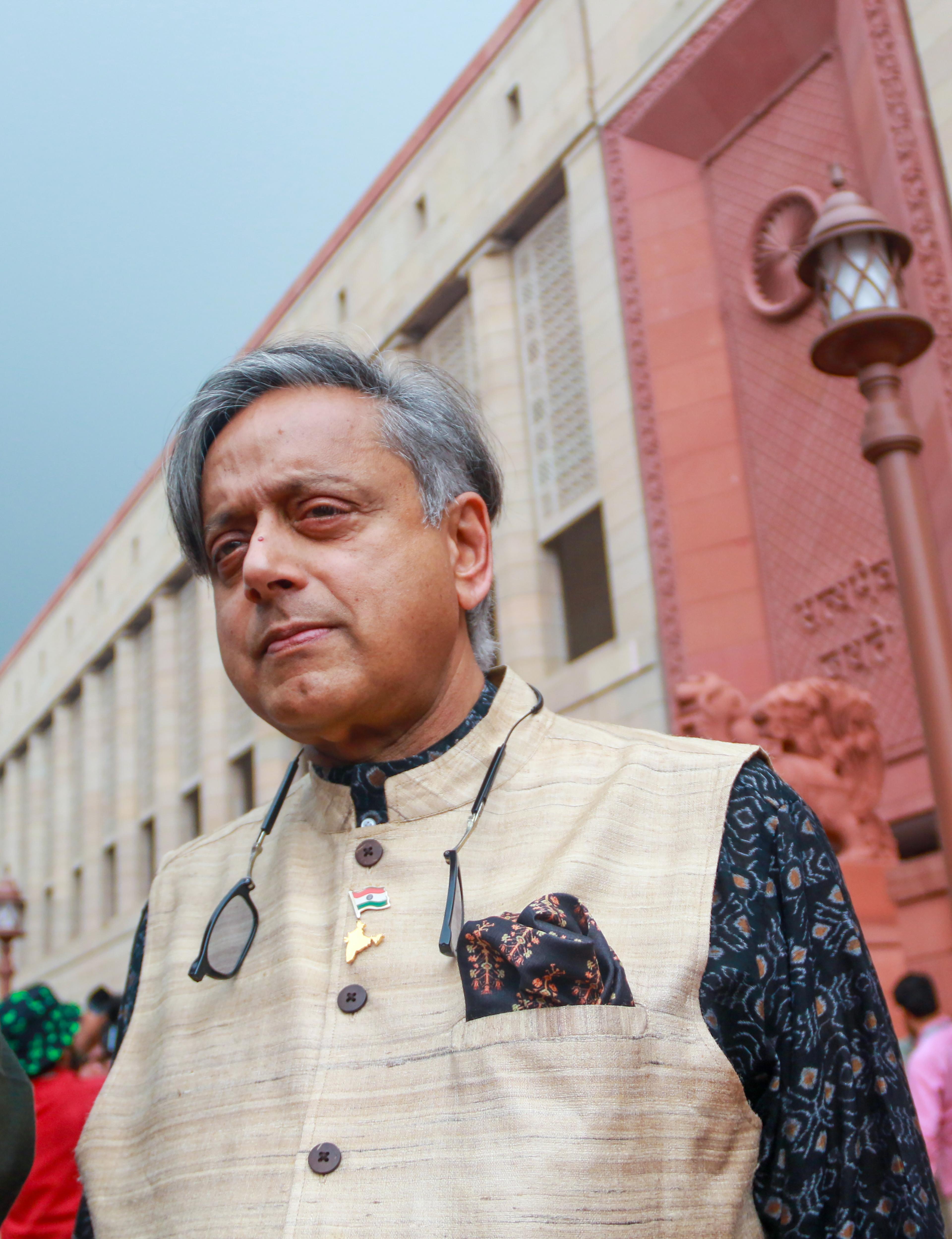 शशि थरूर ने 'वंदे मातरम संशोधन' पर उठाए सवाल, बोले-क्या 12 मिनट तक खड़े रहेंगे लोग?