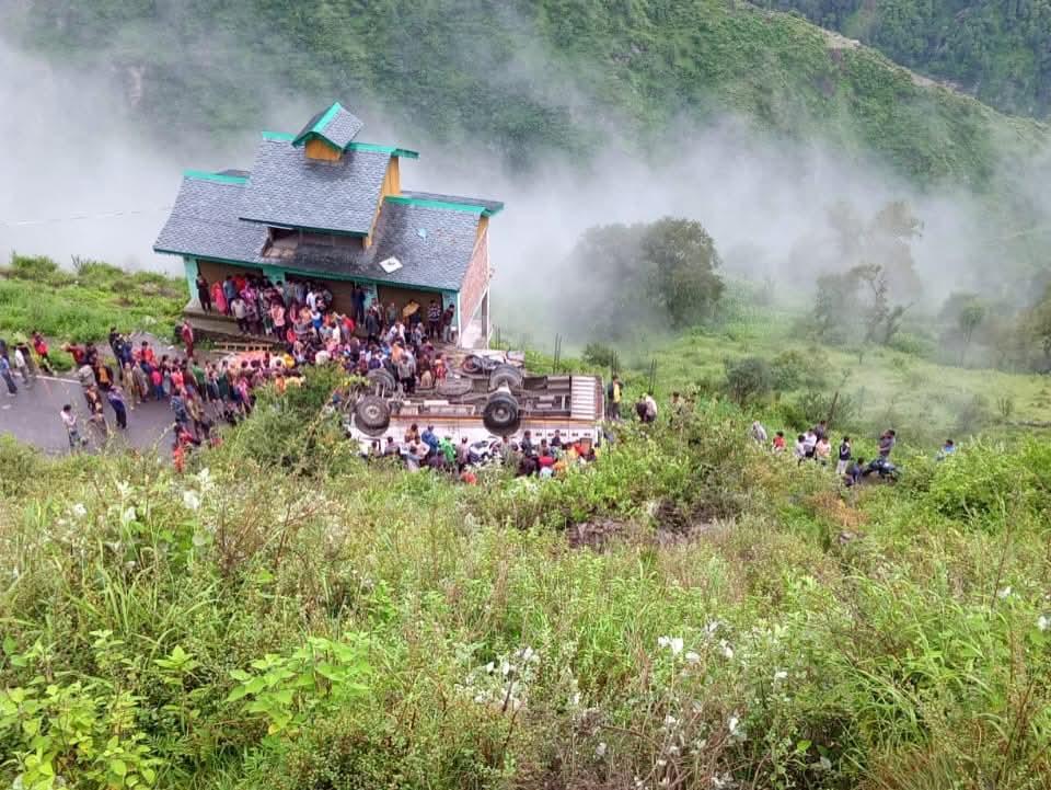 हिमाचल प्रदेश: चंबा जिले में निजी बस अनियंत्रित होकर सड़क से नीचे गिरी, 7 लोगों की मौत