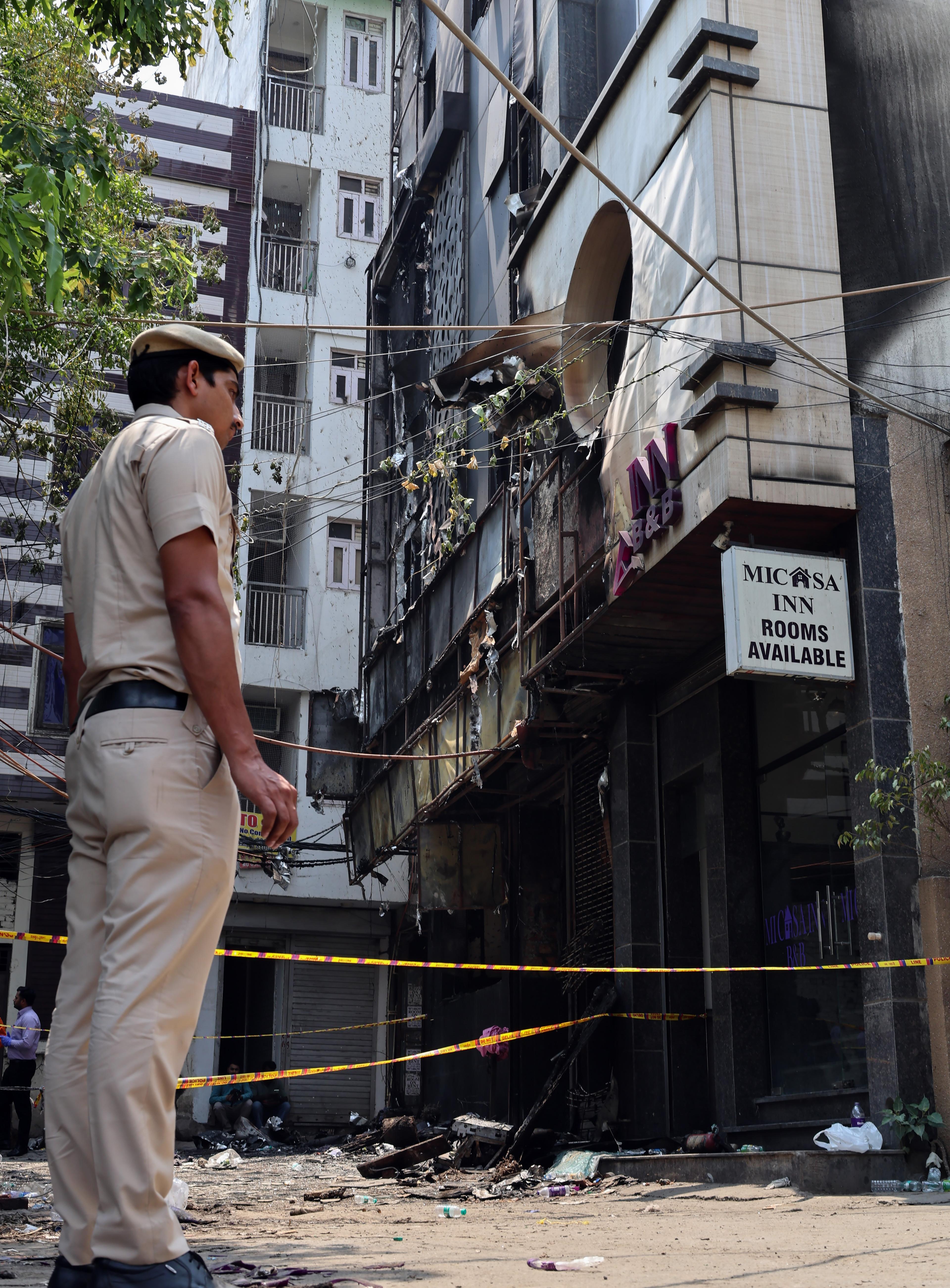मालवीय नगर अग्निकांड : होटल मालिक की तलाश जारी, दिल्ली पुलिस ने की छापेमारी