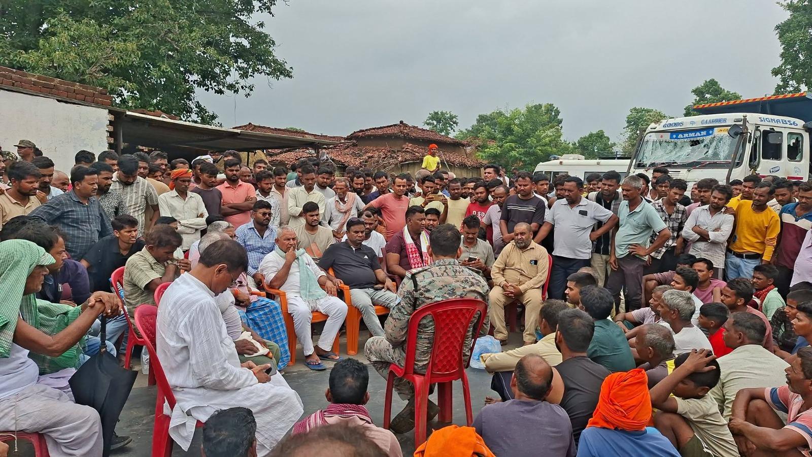 झारखंड: सड़क हादसे में सीआरपीएफ जवान की मौत के दूसरे दिन भी प्रदर्शन, सड़क जाम