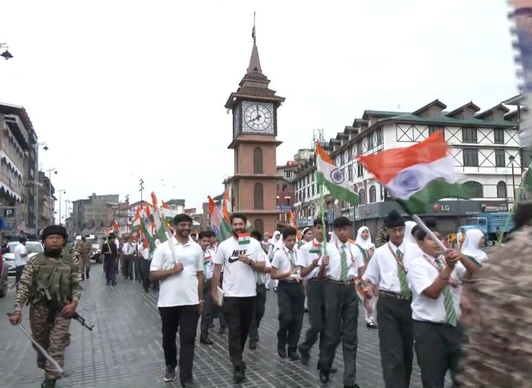 सीआरपीएफ ने श्रीनगर के लाल चौक पर निकाली तिरंगा रैली, बच्चों को बताया आजादी का महत्व