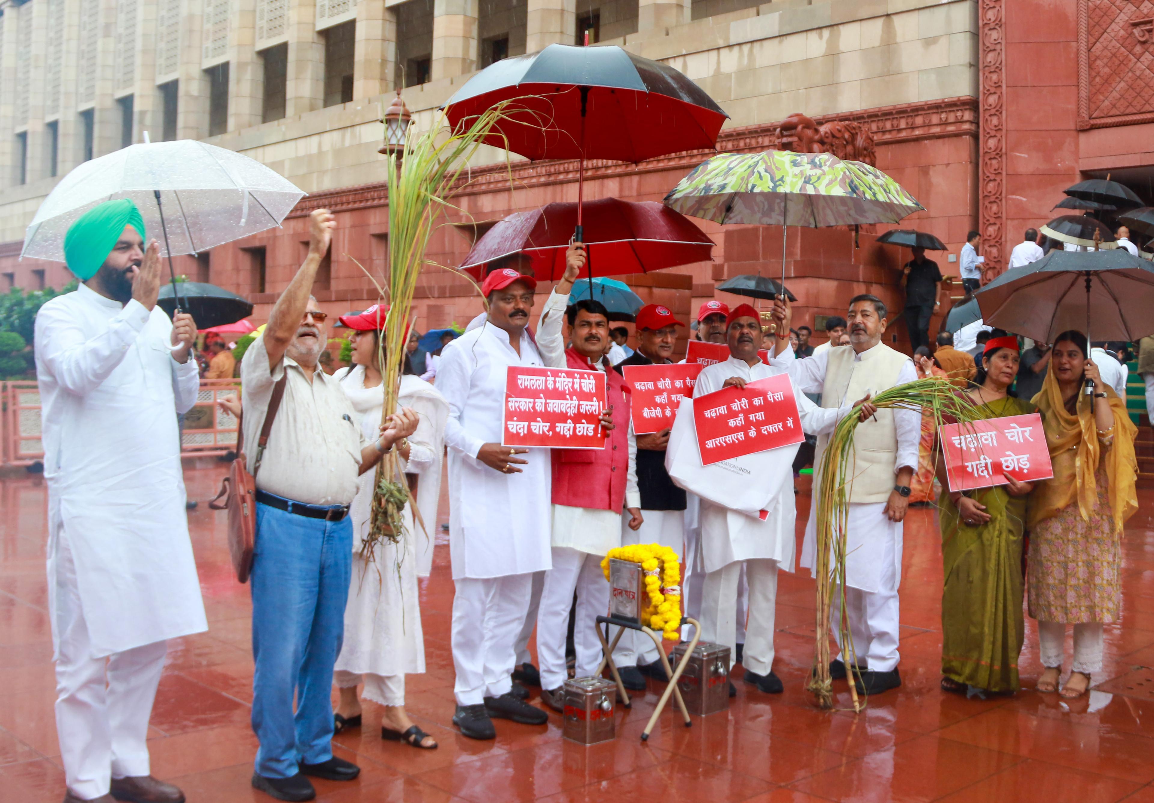 राम मंदिर चढ़ावे के मुद्दे पर सपा सांसदों का संसद में प्रदर्शन, अमित शाह से सदन में जवाब देने की मांग