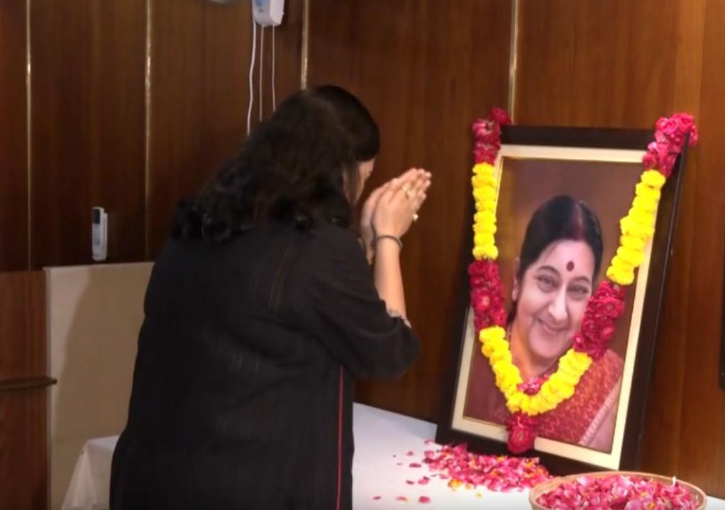 सुषमा स्वराज की पुण्यतिथि पर बंसुरी स्वराज ने लिखा, "समय आगे बढ़ता रहता है पर कुछ खालीपन कभी नहीं भरता"