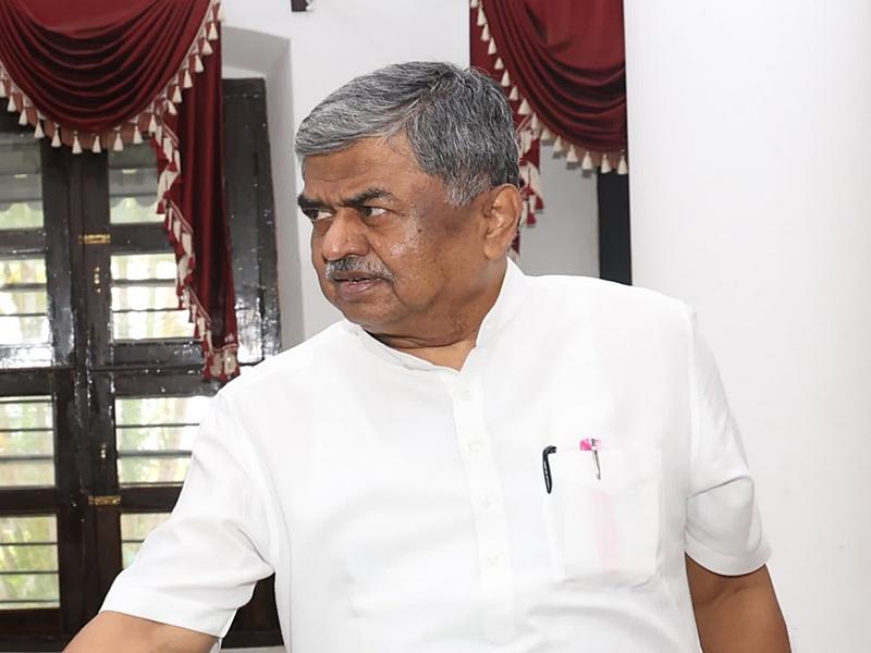 प्रह्लाद जोशी ने कर्नाटक कांग्रेस प्रमुख हरिप्रसाद पर निशाना, विवादित बयानों से सांप्रदायिक सद्भाव बिगाड़ने का आरोप