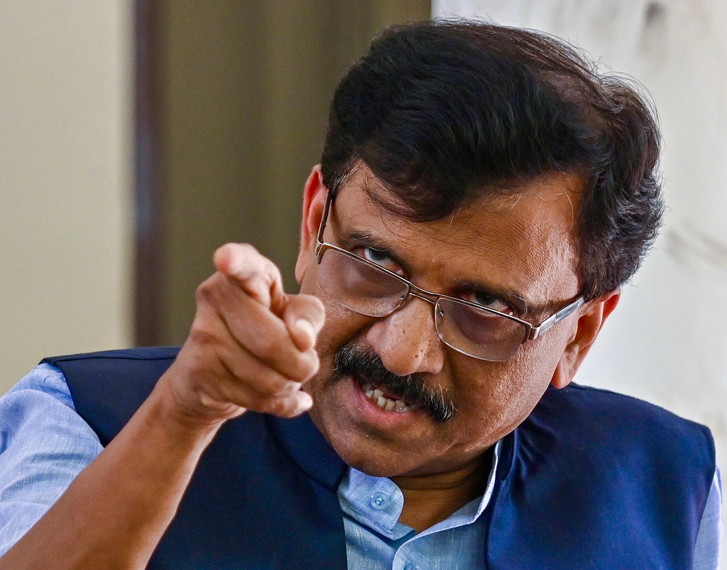संजय राउत ने बागी सांसद पाटिल पर लगाए गंभीर आरोप, गिरफ्तारी और एफआईआर दर्ज करने की मांग
