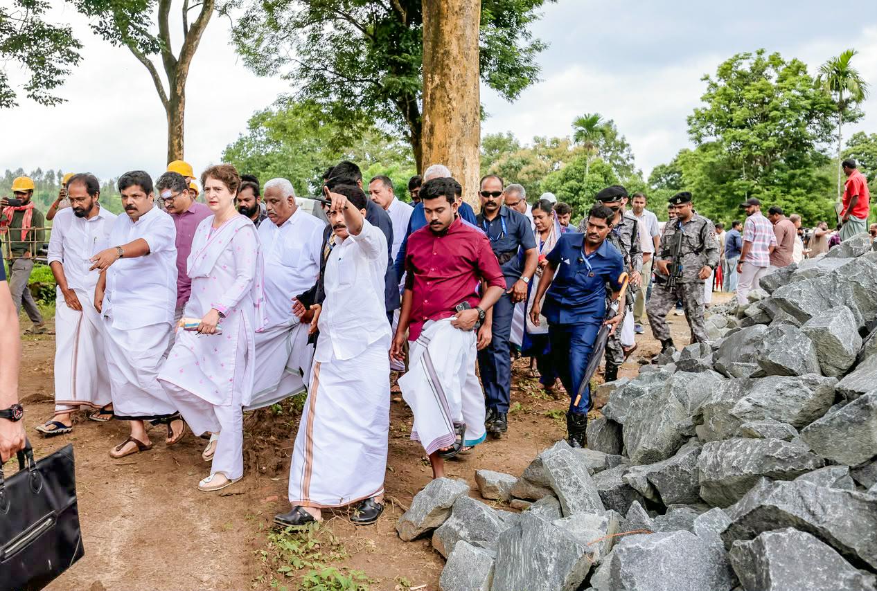 वायनाड: प्रियंका गांधी वाड्रा ने भूस्खलन वाली जगह का लिया जायजा, बोलीं- सरकार हर जरूरी मदद देगी
