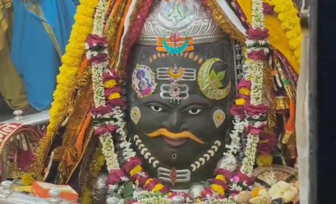 भस्म आरती: बाबा महाकाल का भांग, त्रिपुंड, त्रिनेत्र और फूलों से भव्य शृंगार, बड़ी संख्या में श्रद्धालु रहे मौजूद