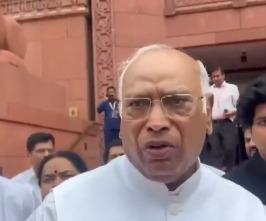 'सक्षम संस्था को परीक्षा कराने की जिम्मेदारी सौंपी जाए, लाठीचार्ज लोकतंत्र पर हमला', विपक्ष ने साधा सरकार पर निशाना