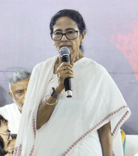 बंगाल में आईएएस-आईपीएस अधिकारियों के तबादले पर ममता बनर्जी ने चुनाव आयोग को लिखा पत्र