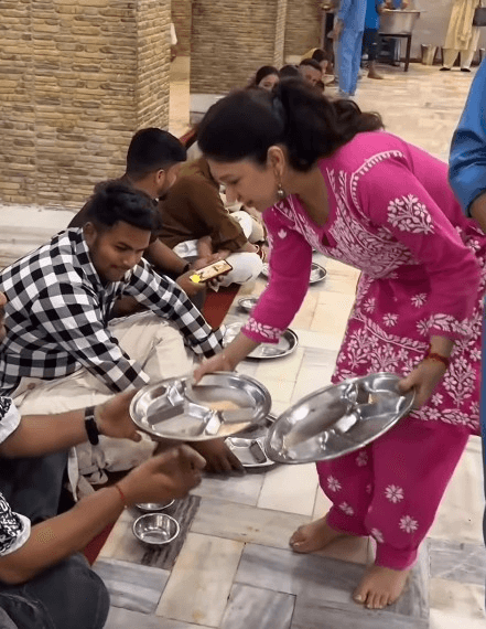 पिता गुलशन कुमार के शुरू किए भंडारे में सेवादार बनीं गायिका तुलसी कुमार