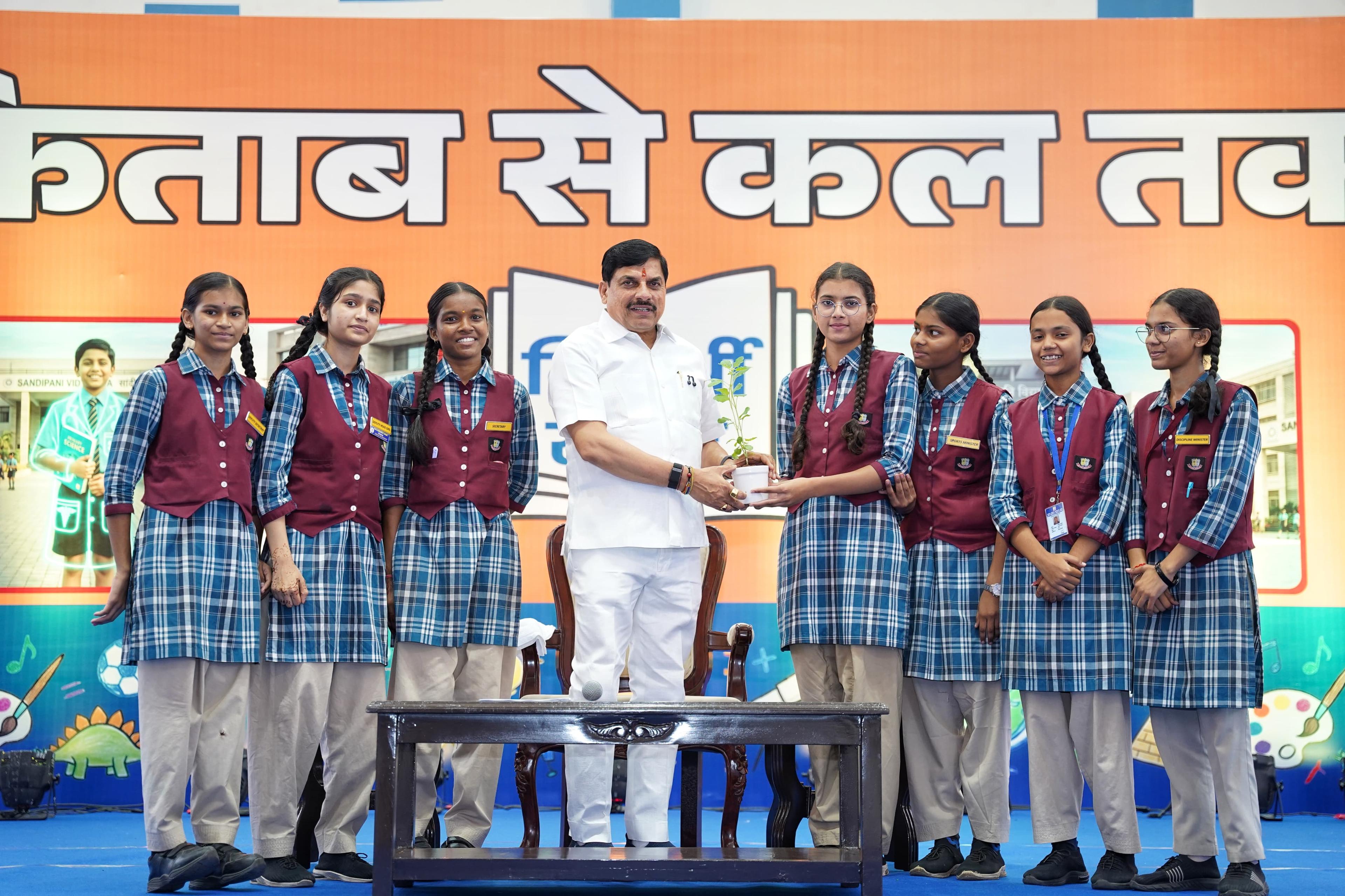 मुख्यमंत्री मोहन यादव ने छात्रों को एआई का बुद्धिमानी से उपयोग करने की सलाह दी
