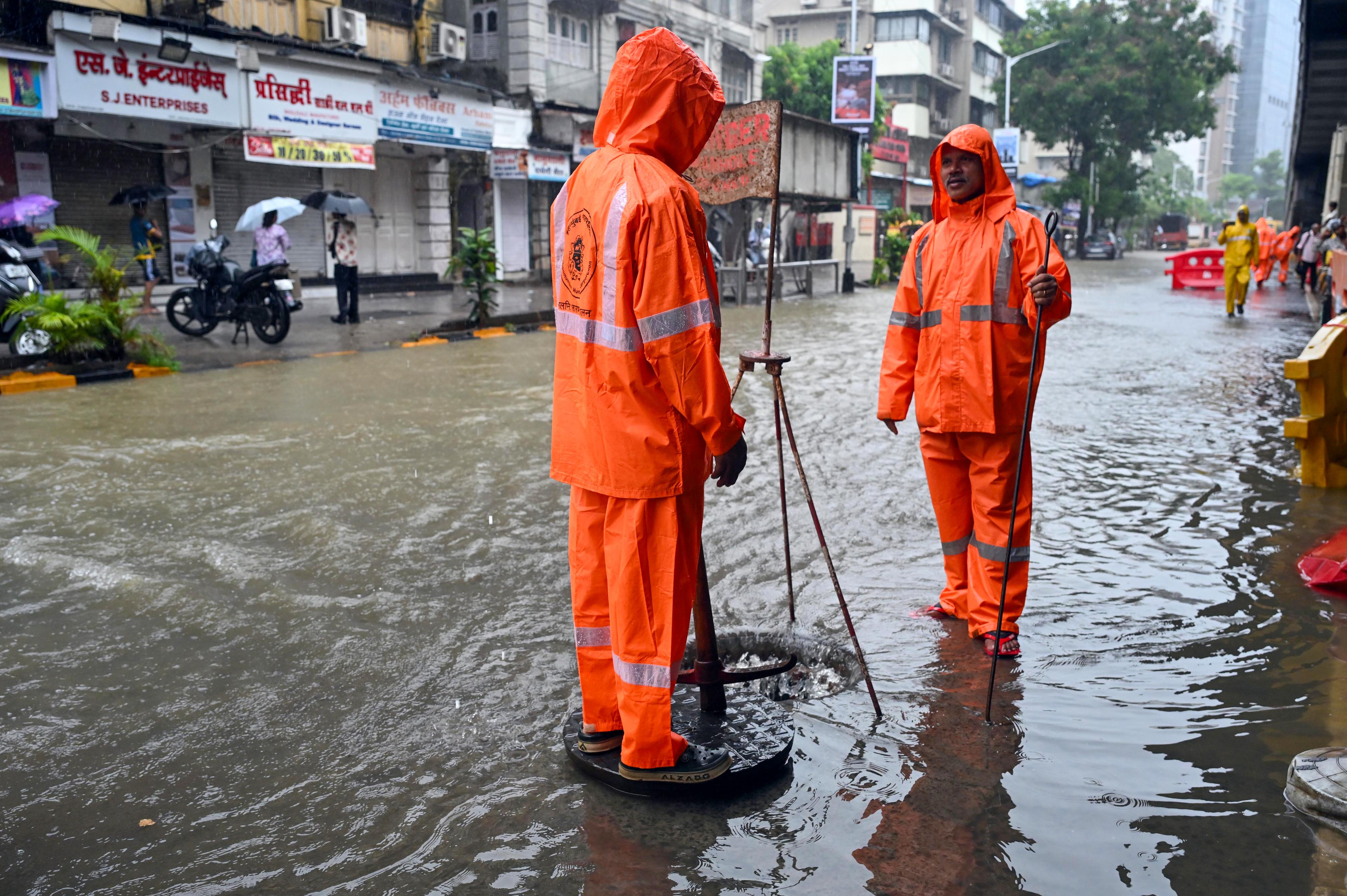 मुंबई और ठाणे में भारी बारिश की चेतावनी के मद्देनजर 7 जुलाई को स्कूल बंद रहेंगे