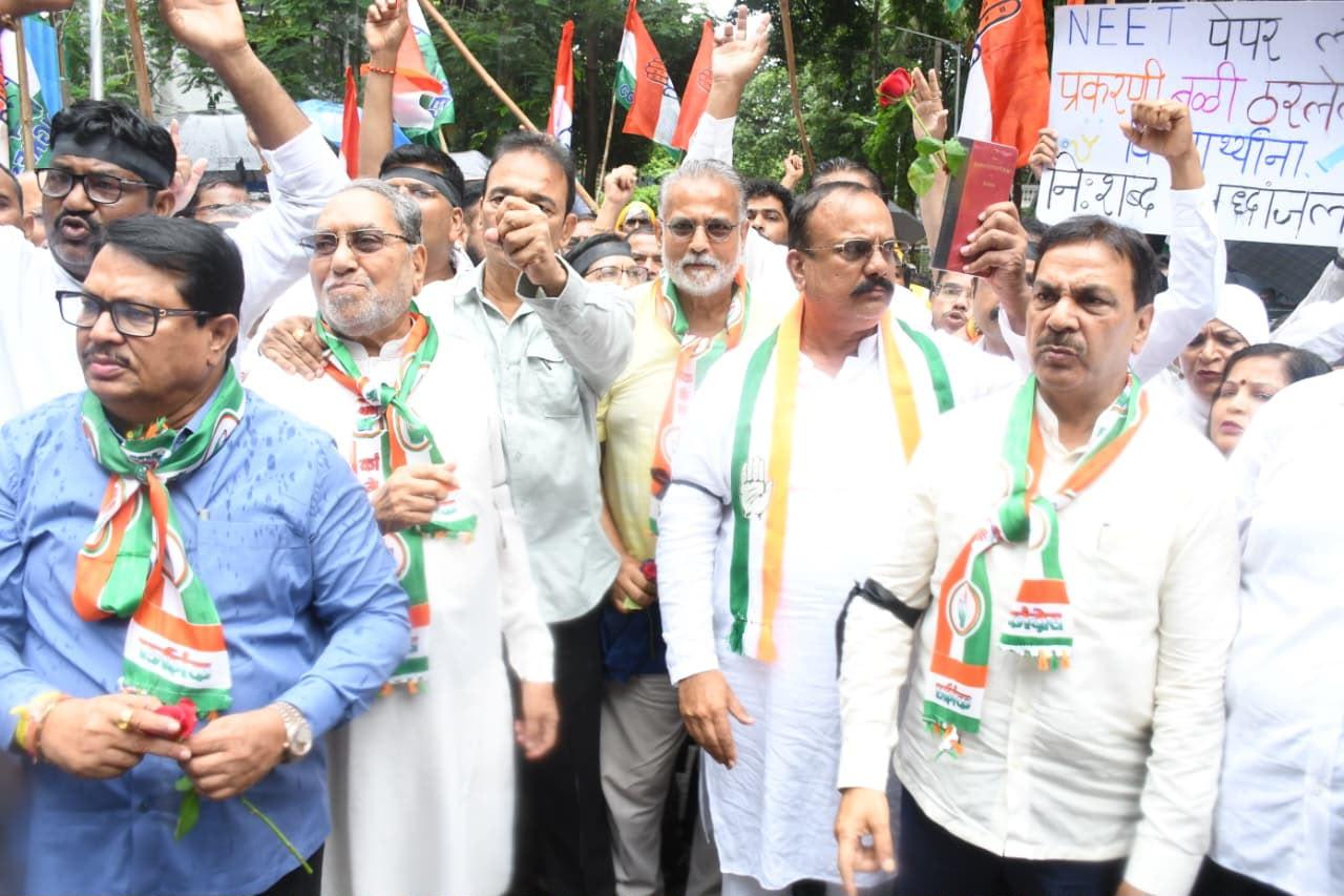छात्रों पर लाठीचार्ज के विरोध में महाराष्ट्र कांग्रेस का भाजपा कार्यालय तक मार्च, हिरासत में कई नेता
