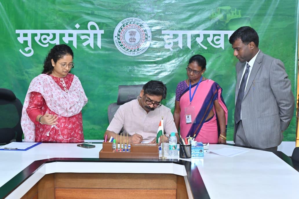 सीएम हेमंत सोरेन ने एसआईआर का भरा फॉर्म, मतदाताओं से समय पर सत्यापन कराने की अपील